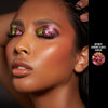 Person mit geschlossenen Augen und mittlerem Hautton präsentiert schimmernden, irisierenden Make-up-Look mit den Infinite Chrome Flakes.