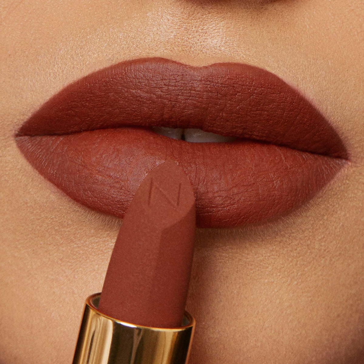 Der Matte Pleasure Lipstick in der Farbe Heatwave Clay auf den Lippen aufgetragen – Nahaufnahme mit samtig-mattem Finish.