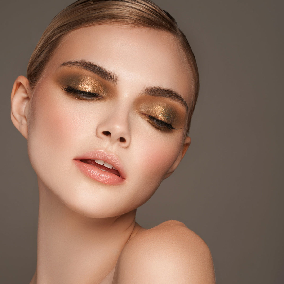 Person mit geschlossenen Augen und hellem Hautton präsentiert schimmernden, irisierenden Make-up-Look mit den Infinite Chrome Flakes.