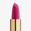Der Matte Pleasure Lipstick in der Farbe Rocket Fuchsia wird in Nahaufnahme mit sichtbarer, matter Textur und eingeprägtem “N” auf der Spitze präsentiert.