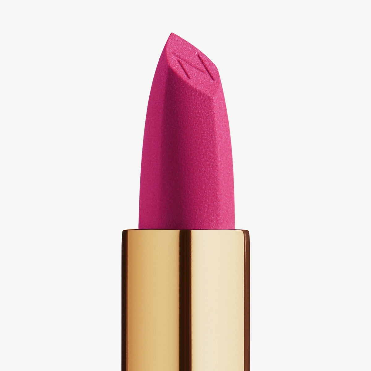 Der Matte Pleasure Lipstick in der Farbe Rocket Fuchsia wird in Nahaufnahme mit sichtbarer, matter Textur und eingeprägtem “N” auf der Spitze präsentiert.