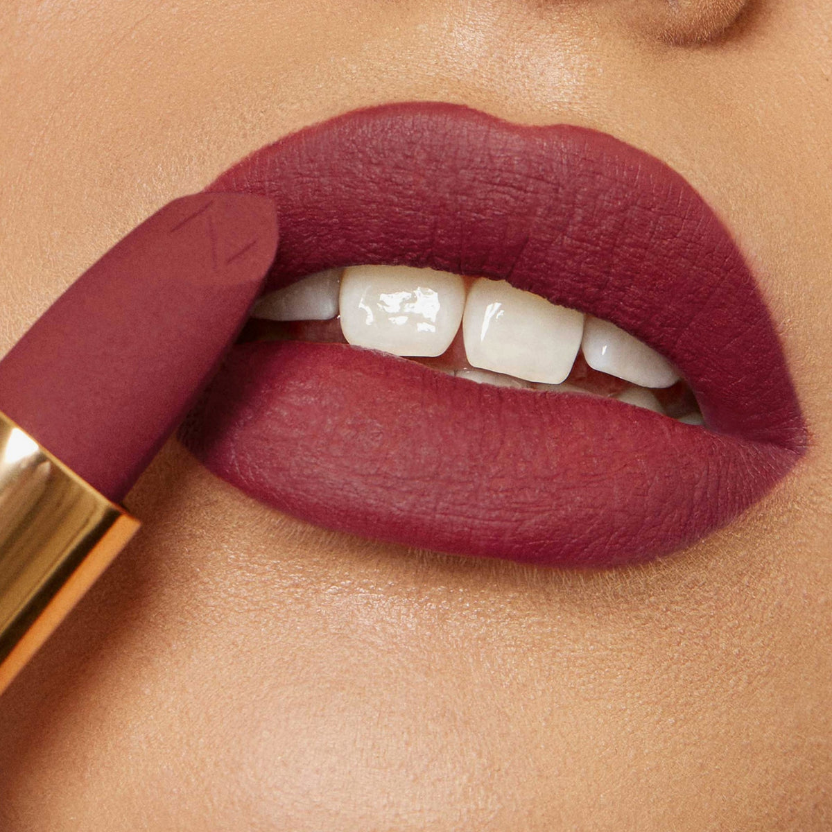 Der Matte Pleasure Lipstick in der Farbe Karma Red auf den Lippen aufgetragen – Nahaufnahme mit samtig-mattem Finish.