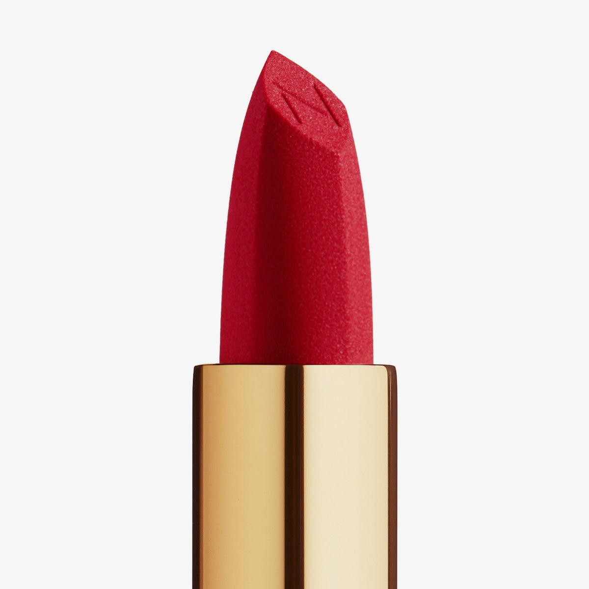 Der Matte Pleasure Lipstick in der Farbe Signature Red wird in Nahaufnahme mit sichtbarer, matter Textur und eingeprägtem “N” auf der Spitze präsentiert.