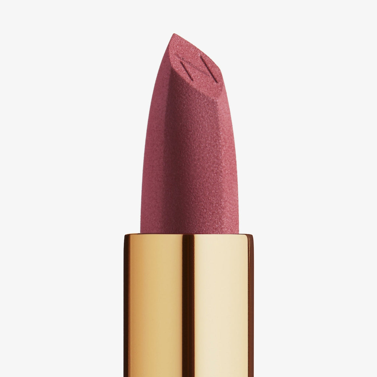 Der Matte Pleasure Lipstick in der Farbe Karma Red wird in Nahaufnahme mit sichtbarer, matter Textur und eingeprägtem “N” auf der Spitze präsentiert.