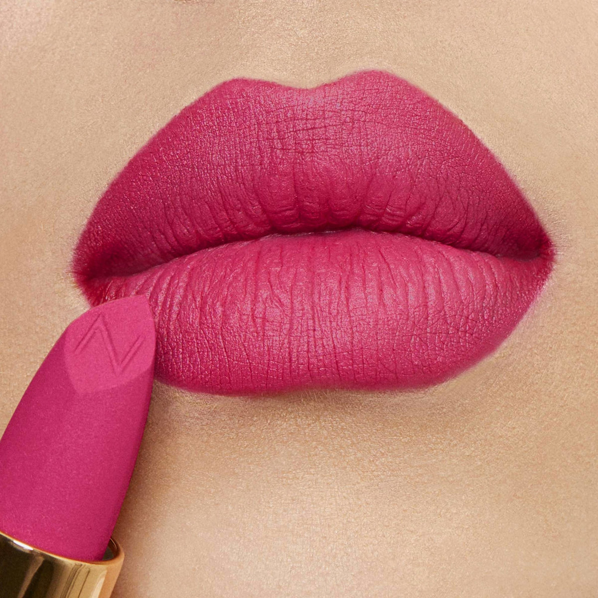 Der Matte Pleasure Lipstick in der Farbe Rocket Fuchsia auf den Lippen aufgetragen – Nahaufnahme mit samtig-mattem Finish.