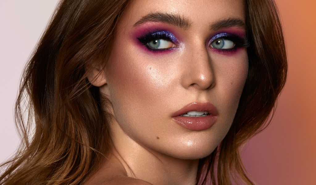 Frau mit intensivem Augen Make-up und glossy Lippen