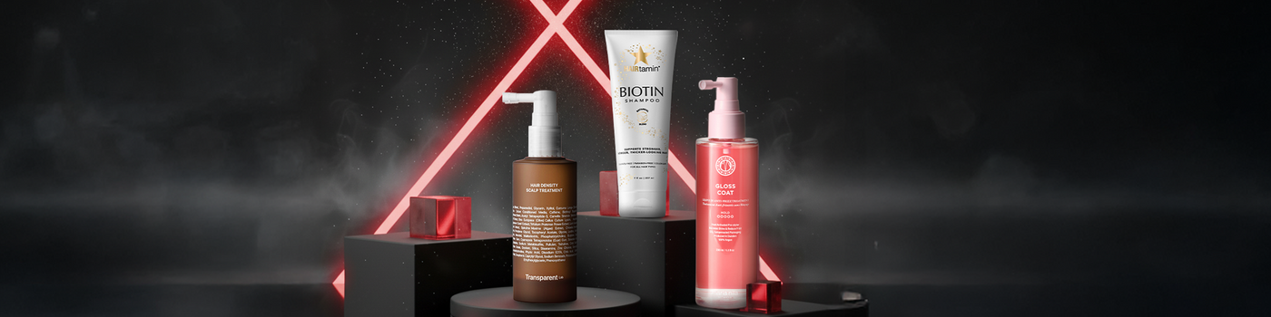 Drei Haarpflegeprodukte auf schwarzen Podesten mit roten Neonlichtern und roten Kristalldekorationen.