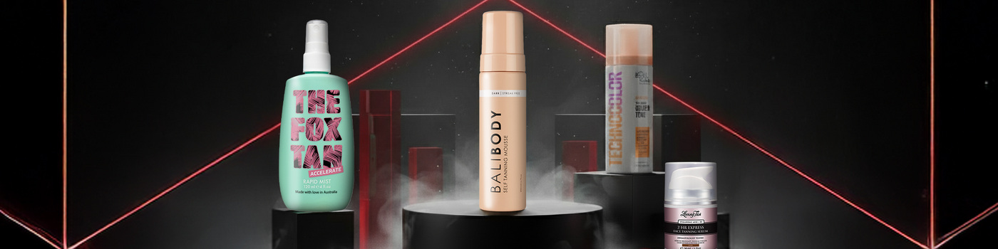 Vier Selbstbräunungsprodukte auf schwarzen Sockeln vor einem rauchigen, neonbeleuchteten schwarzen Hintergrund.