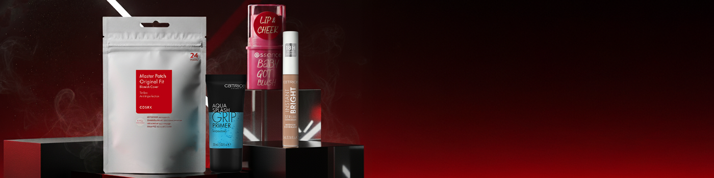 Eine Reihe von vier verschiedenen Schönheitsprodukten wird auf schwarzen und roten geometrischen Ständern vor einem rauchigen Hintergrund präsentiert.