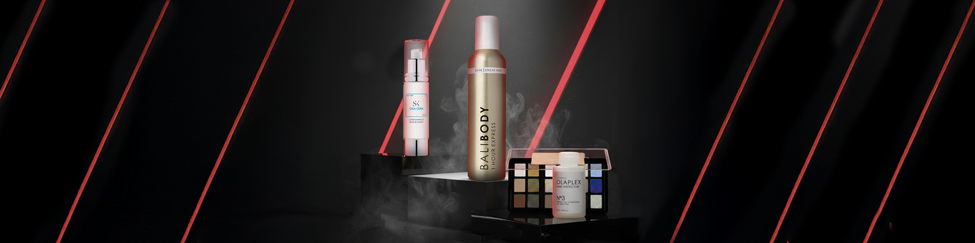 Hautpflege- und Schönheitsprodukte werden auf schwarzen Podesten mit dramatischen roten Lichtakzenten und Rauch präsentiert.
