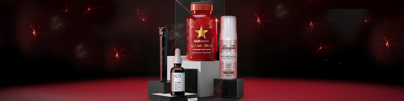 Schwarz-weiße Haar- und Hautpflegeprodukte vor abstrakten Formen mit wellenförmigem Muster.