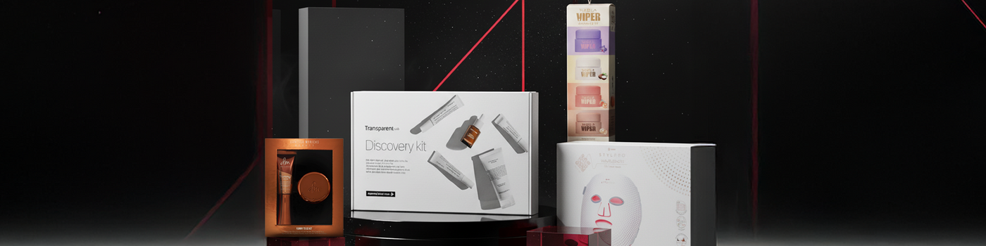 Verschiedene Produktboxen, darunter ein Entdeckerkit, auf dunklem Hintergrund mit roten Akzenten.