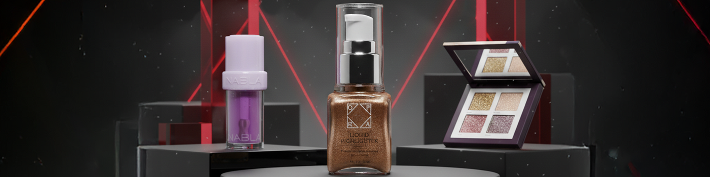 Drei Make-up-Produkte, die auf Podesten ausgestellt sind: eine lila Flasche, eine goldene Pumpflasche und eine Lidschattenpalette.