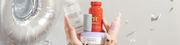Zwei Hände halten fünf Beauty-Produkte vor silbernem Luftballon, Konfetti fliegt durch die Luft. Die Szene wirkt festlich und dynamisch.