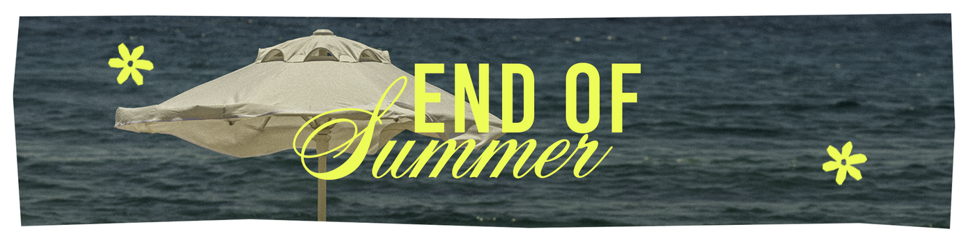 Ein weißer Sonnenschirm am Meer mit der Aufschrift „END OF Summer“ in gelber Schrift und gelben Blumenmotiven, die das Ende des Sommers signalisieren.