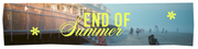 Eine verschwommene Strandszene bei Sonnenuntergang mit Menschen am Strand und einem beleuchteten Gebäude. Ein gelber Schriftzug lautet „END OF Summer“, umgeben von kleinen Blumengrafiken.