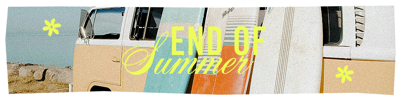 Am Strand steht ein Retro-Van mit Surfbrettern, über dem Bild steht in gelber Schrift „END OF Summer“ und in den Ecken sind gelbe Sternchen zu sehen.