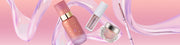 Vier verschiedene Make-up-Produkte schweben auf einem rosa Hintergrund mit wirbelnden, durchscheinenden Bändern.