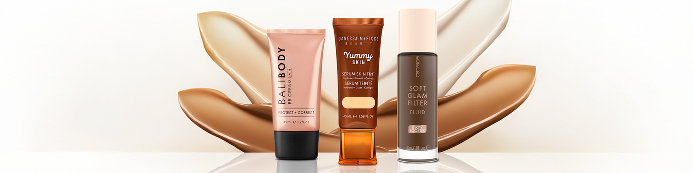 Nahaufnahme einer Person, die mit einer Quetschtube flüssigkeit auf ihre Wange aufträgt.