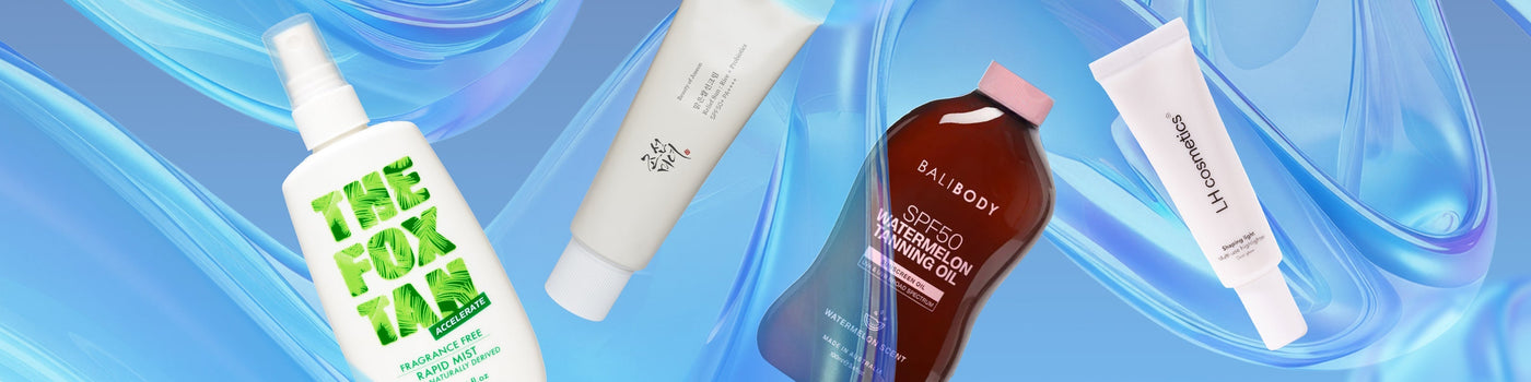 Vier Hautpflegeprodukte schweben auf einem blauen, gewellten Hintergrund, darunter Sprays, Tuben und eine Flasche.