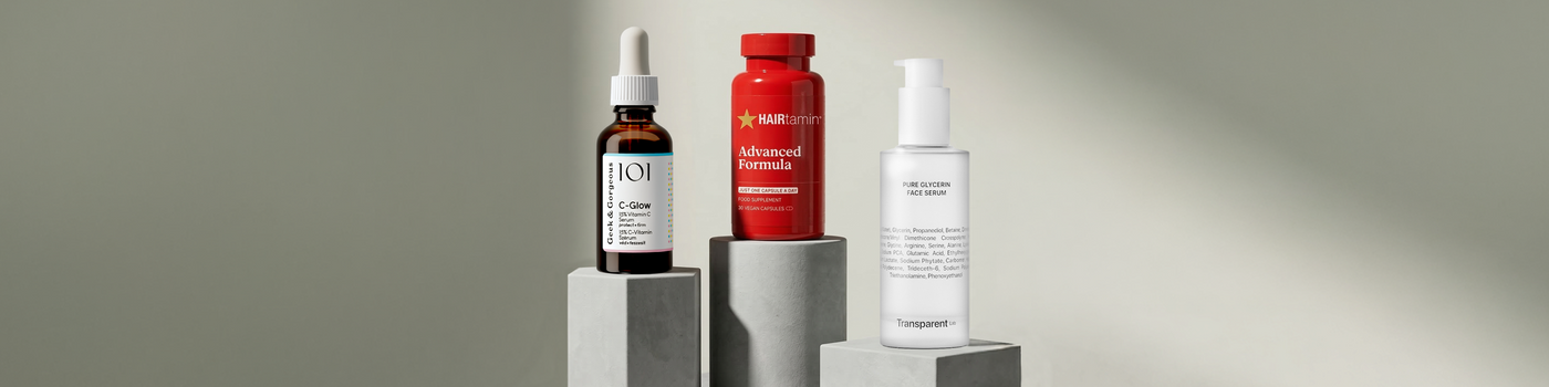 Zwei Personen mit kreativem Make-up, die eine mit kräftigem grünen Lidschatten, die andere mit roten Tupfen auf kurzem blondem Haar.