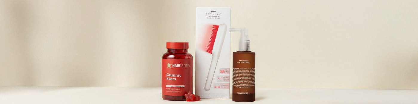 Lächelnde Frau mit rotem Lippenstift, die vor einem rosa Hintergrund einen roten Behälter mit der Aufschrift „Hairtamin“ hält.