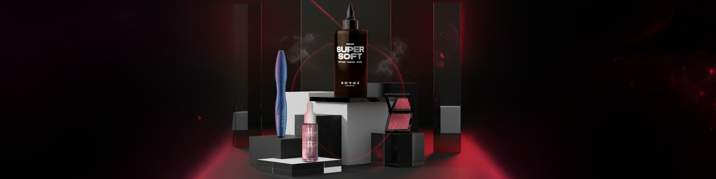 Ein Make-up-Set mit Lidschattenpalette, Spiegel, Lipgloss und Bleistift auf einem dunklen, rauchigen Hintergrund.