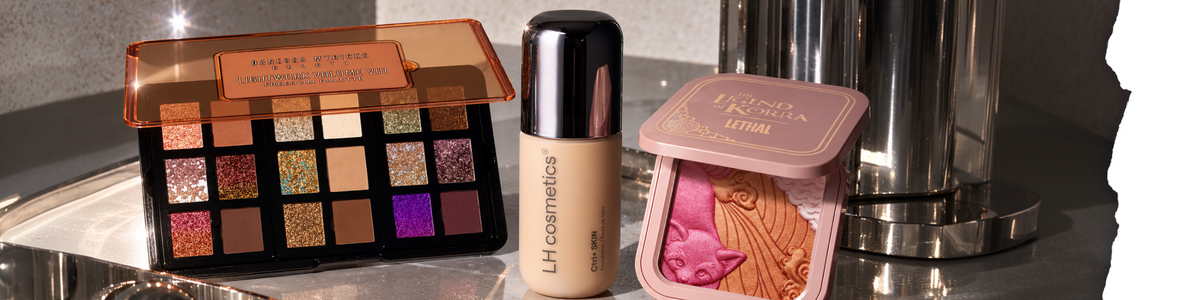 Eine Lightwork Volume VIII-Lidschattenpalette von Danessa Myricks, eine Foundation-Flasche von LH Cosmetics und eine Legend of Korra Lethal-Rouge-Dose.