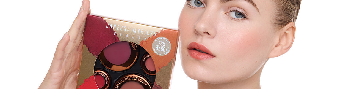 Frau hält eine Make-up-Palette mit vier Farbtönen, die natürliches Make-up und neutrale Lippenfarbe zeigt.
