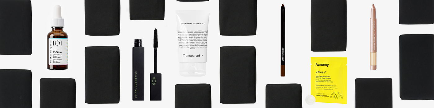 Koralle Einkaufstasche mit Blumen im Inneren gegen einen blauen Himmel mit Wolken. Auf der Tasche steht PURISH YOUR BEAUTY DEALER.