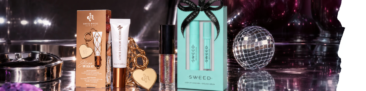 Ein Lipgloss-Set von Danessa Myricks Beauty, ein glitzernder flüssiger Lidschatten sowie ein Geschenkset von Sweed mit Mascara für mehr Volumen und einem Wimpernserum.