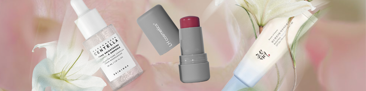 Auf einem rosa Blumenhintergrund sind verschiedene Kosmetikprodukte, darunter ein Serum, ein Lippenstift und eine Cremetube, angeordnet.