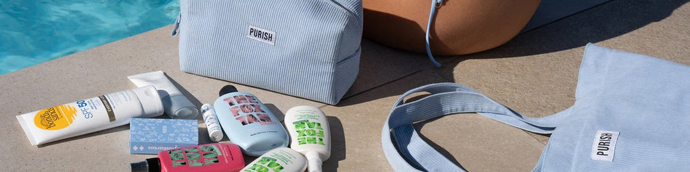 Hautpflegeprodukte und zwei hellblaue Taschen mit der Aufschrift „PURISH“ neben einem Swimmingpool.