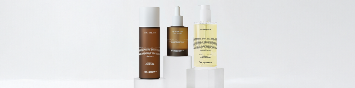 Transparent Lab Skincare: Exfoliator, Face Tanner Serum und Body Oil auf weißen Podesten vor hellem Hintergrund.