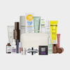 Die „PURISH Favorites Bag“ enthält ausgewählte Hautpflege- und Beauty-Produkte sowie einen Geschenkgutschein, die alle vor einem weißen Hintergrund präsentiert werden.
