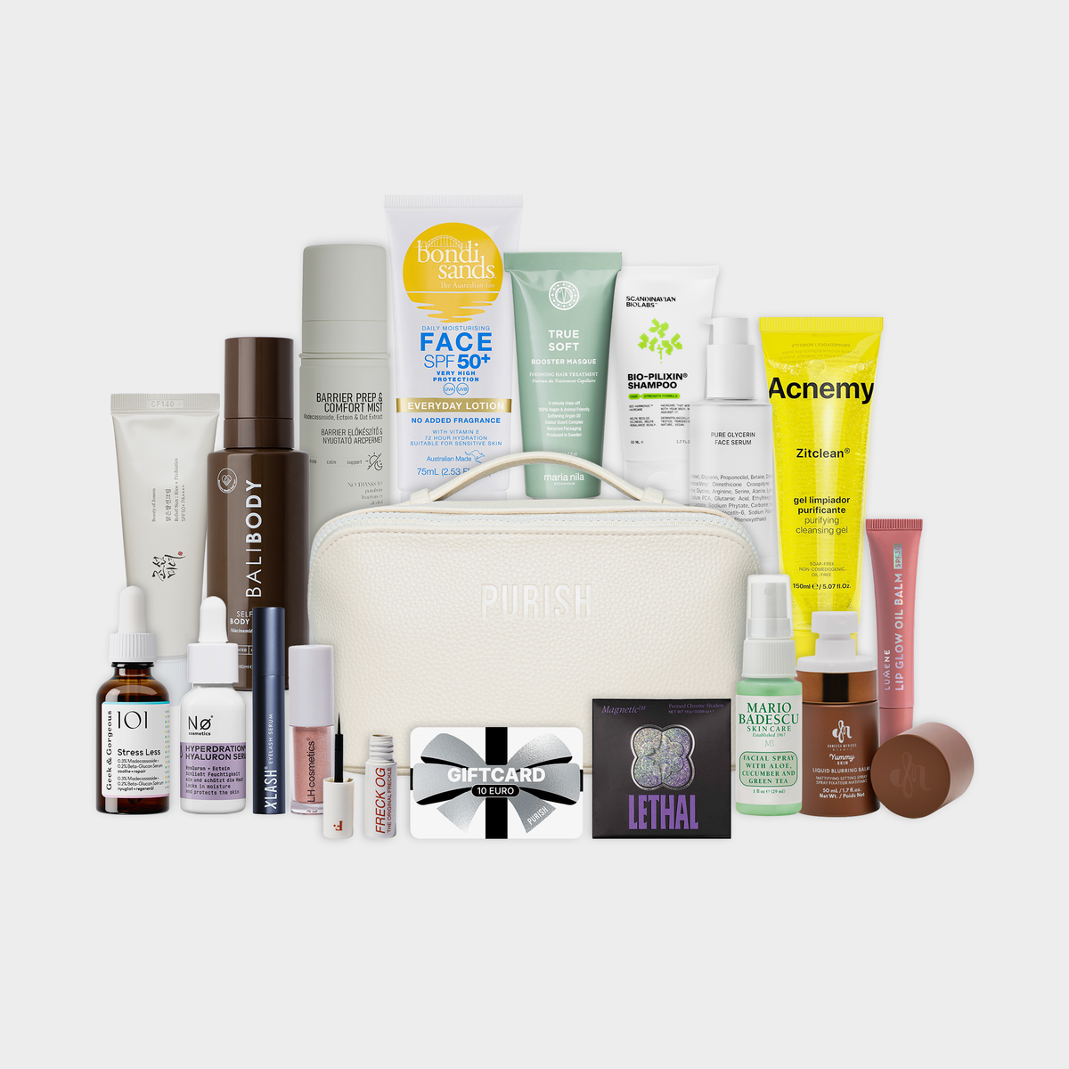Die „PURISH Favorites Bag“ enthält ausgewählte Hautpflege- und Beauty-Produkte sowie einen Geschenkgutschein, die alle vor einem weißen Hintergrund präsentiert werden.