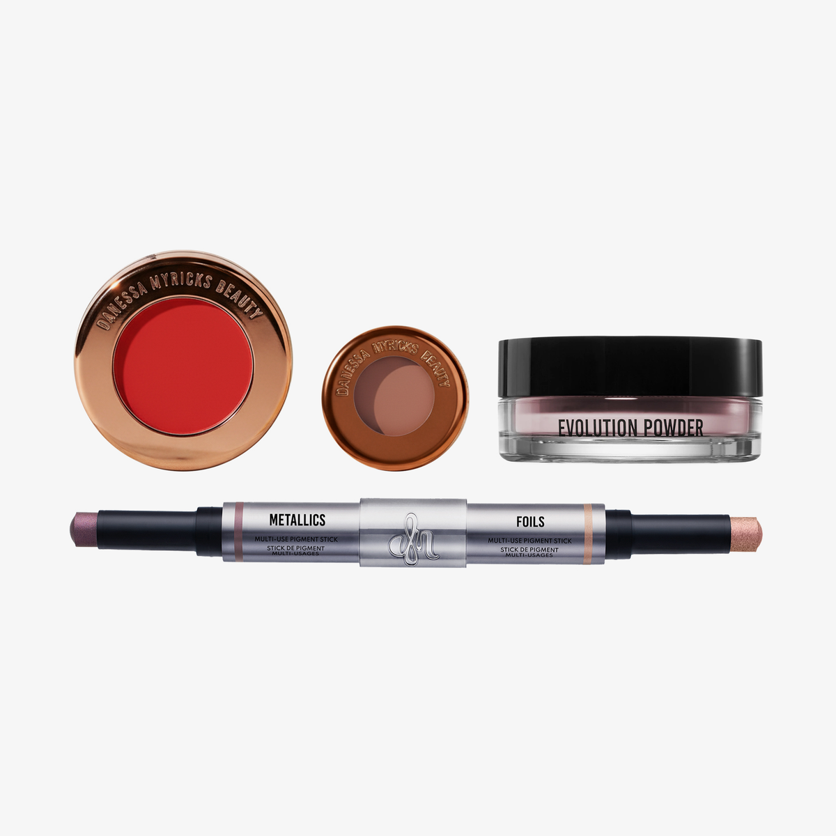 Danessa Myricks Beauty's Signature by Danessa enthält Evolution Powder in Pink, Yummy Skin Blurring Balm Powder Flushed in Red Velvet, Colorfix Stix Duo in der Farbe 2 und Mini Yummy Skin Blurring Balm Powder Flushed in Spiced Latte.