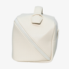 PURISH Reisetasche – Creme: Eine cremefarbene Tasche aus strukturiertem Leder mit diagonalem Reißverschluss und Tragegriff von PURISH, hier auf weißem Hintergrund abgebildet.