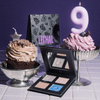 Schokoladen- und rosa Cupcakes mit einer Kerze in Form der Zahl 9 neben der „PURISH x Lethal Palette Birthday Edition“ von Lethal Cosmetics.