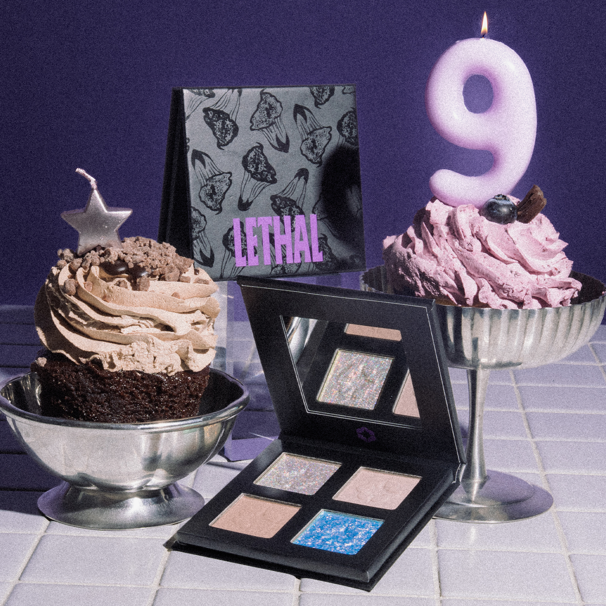 Schokoladen- und rosa Cupcakes mit einer Kerze in Form der Zahl 9 neben der „PURISH x Lethal Palette Birthday Edition“ von Lethal Cosmetics.