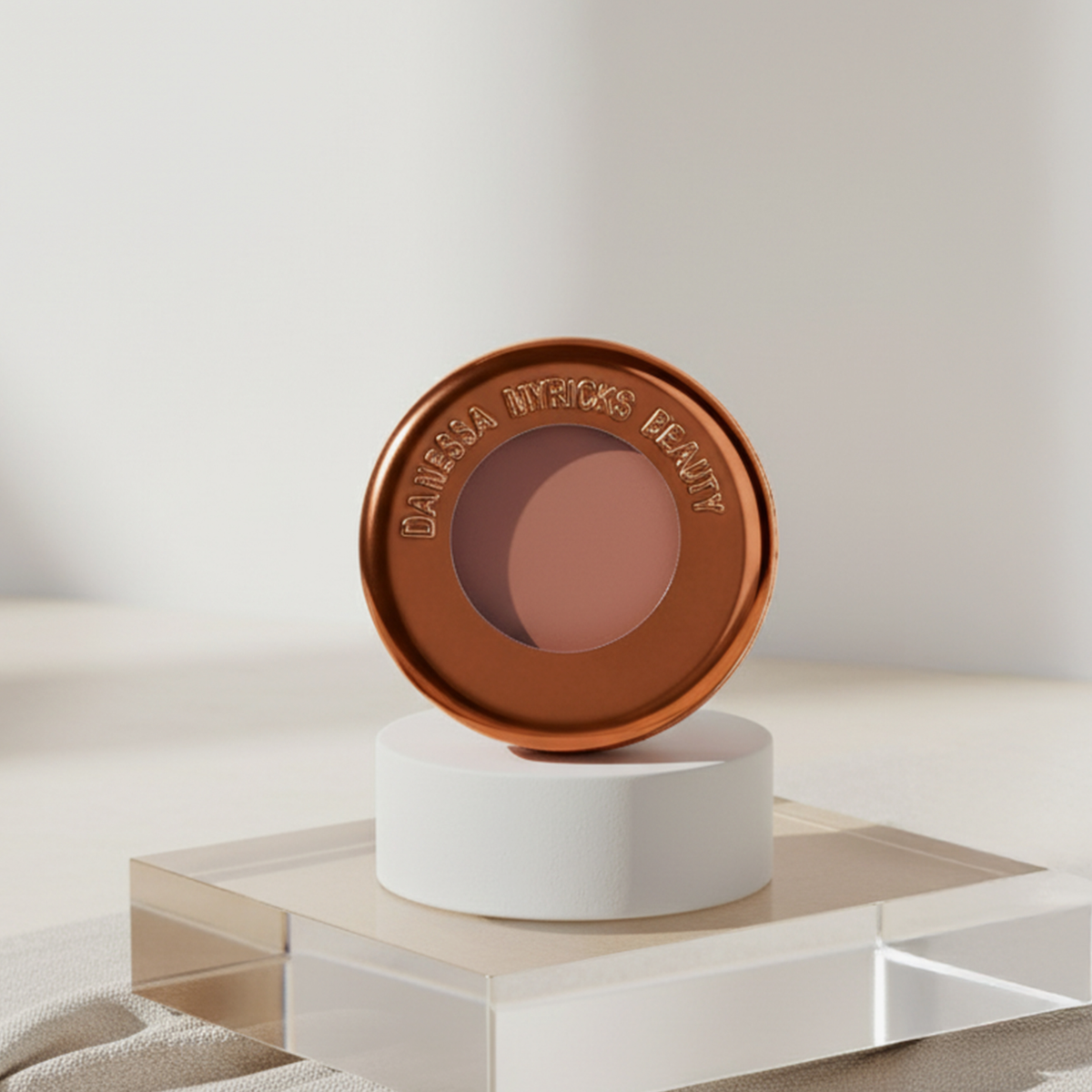 Yummy Skin Blurring Balm Powder Flushed in der Farbe Spiced Latte in rundem bronzenem Behälter auf weiß-braunem Hintergrund.