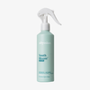 Abyssian Youth Bloom Hair Mist in einer hellblauen Sprühflasche mit weißer Sprühdüse vor weißem Hintergrund.