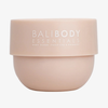 Pfirsichfarbener Tiegel der Bali Body Body Scrub mit weißer Aufschrift.