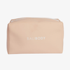 Das „Bali Body Mini Welcome Kit“ besteht aus einer beigen, rechteckigen Tasche mit der Aufschrift „BALI BODY“ in Weiß und einem weißen Reißverschluss oben.