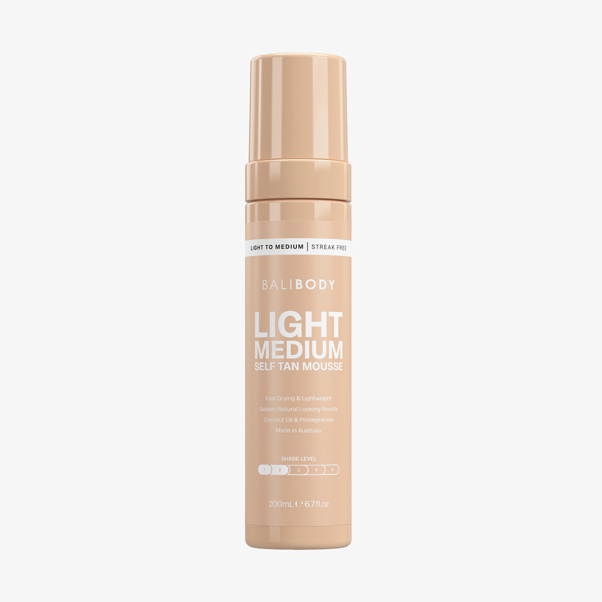 Eine 200-ml-Dose „Bali Body Self Tanning Mousse Light to Medium“ mit einem beigen Etikett vor weißem Hintergrund.