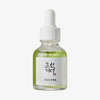 Eine grüne Serumflasche mit einem weißen Tropfverschluss, beschriftet mit „Calming Serum: Green Tea+Panthenol“ von Beauty of Joseon.