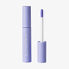 Eine Tube „BLONDESISTER 2 IN 1 EYES FIRST LASH&BROW SERUM“ mit dem Applikatorstift, der neben dem geöffneten Behälter abgebildet ist.