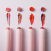 Vier „BLONDESISTER 2 IN 1 IT’S UP TO YOU“-Lippen- oder Wangenstifte mit Farbfeldern darüber auf weißem Hintergrund.