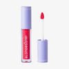 Eine Tube BLONDESISTER 2 IN 1 SWEET GLOSS TINTED LIP OIL mit violettem Verschluss, aufrecht abgebildet, wobei der Applikator entfernt wurde.