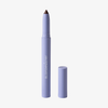 Ein violetter BLONDESISTER 3-IN-1-Make-up-Stift „EYES ON ME“ mit seiner Kappe daneben auf weißem Hintergrund.